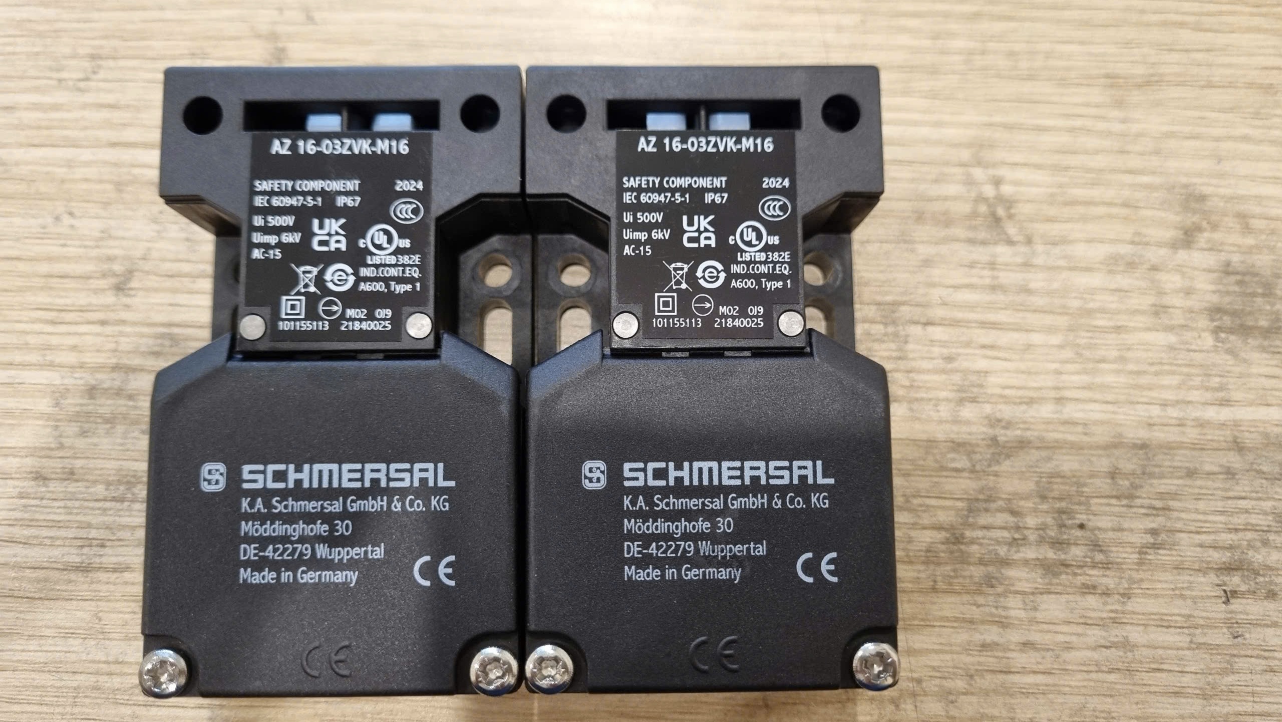 SCHMERSAL AZ 16-02ZVRK-M16 và SCHMERSAL AZ 16-03ZVRK-M16